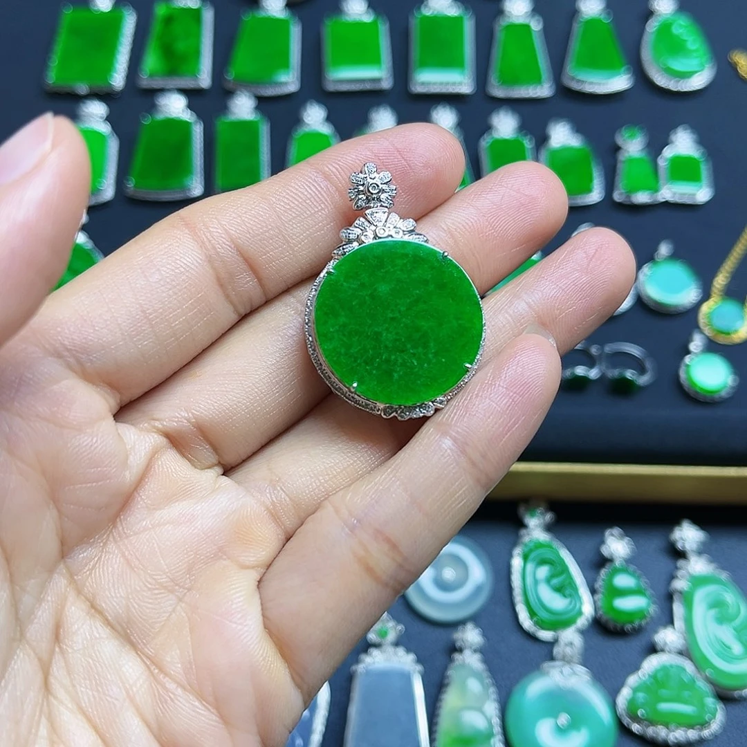 翡翠18K金镶嵌颈饰