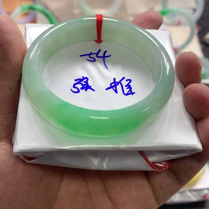 翡翠手镯未镶嵌翡翠