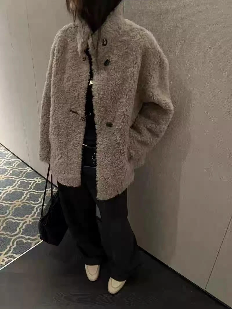 灰灰呀！3020 软软糯糯！欧货 设计精致扣小立领仿皮毛一体宽松外套