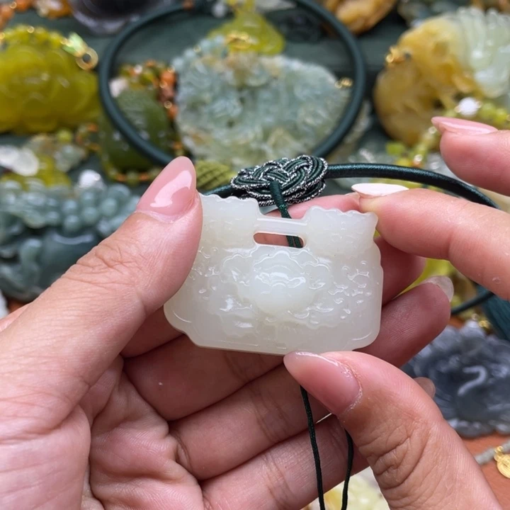 轩***宝蛇纹石玉未镶嵌颈饰