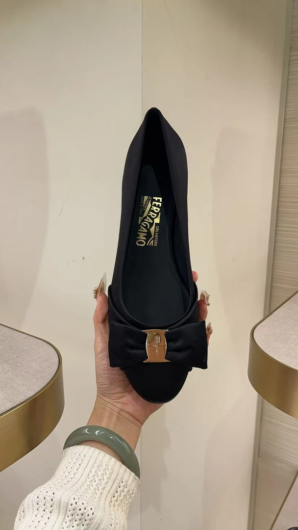 全新未使用 FERRAGAMO/菲拉格慕 全新爆款蝴蝶结圆头单鞋
