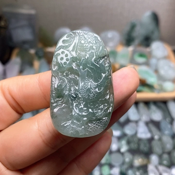 翡翠未镶嵌颈饰龙牌
