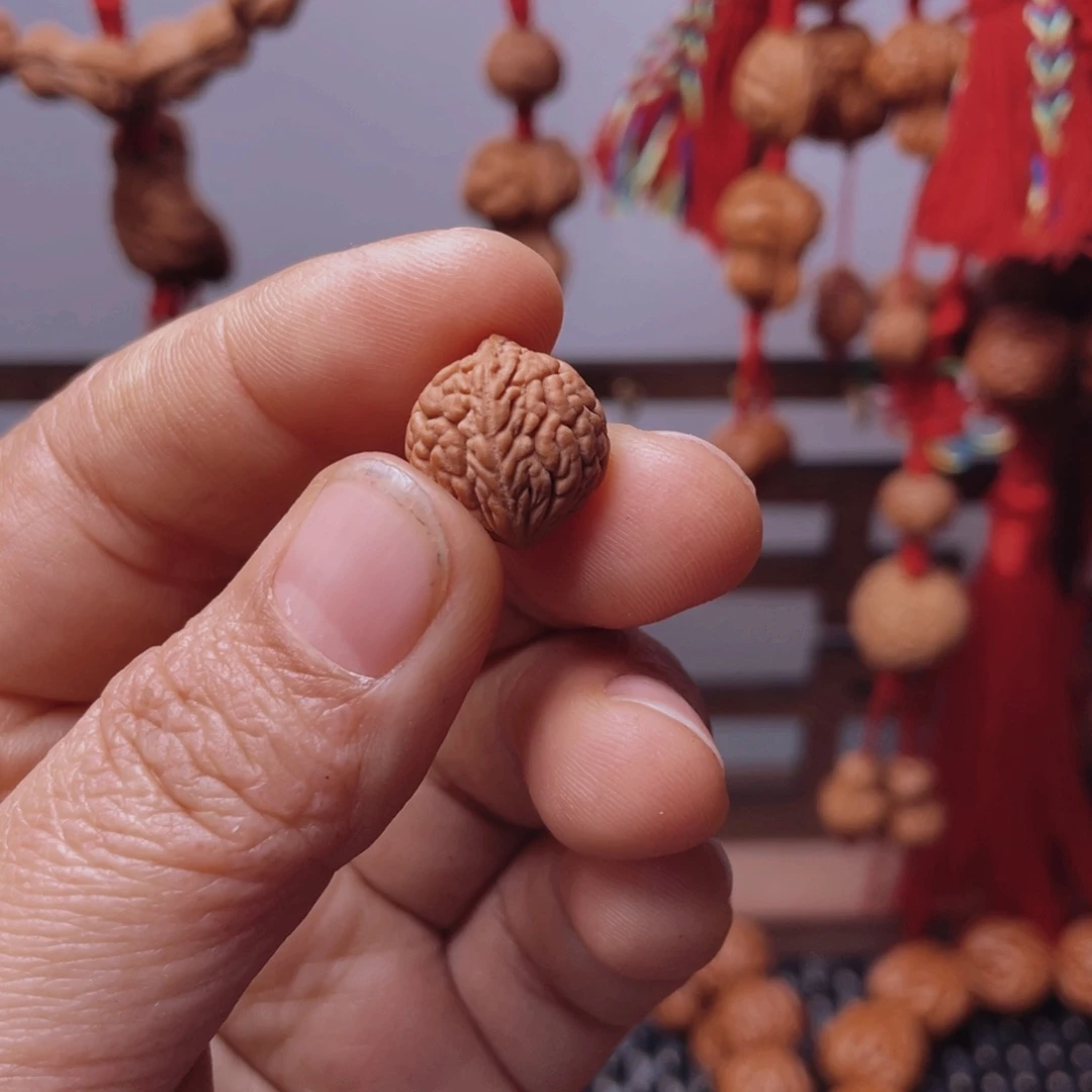 木质类龙纹桃枭手串