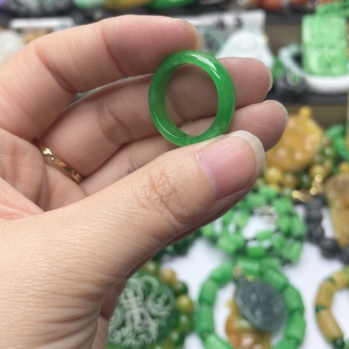 翡翠未镶嵌颈饰戒指60