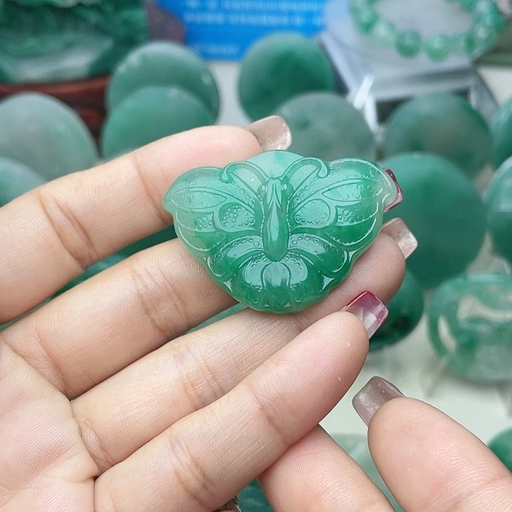 颈饰未镶嵌石英质玉