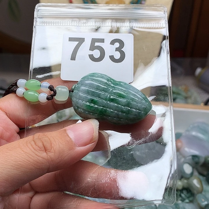 翡翠颈饰未镶嵌小*小翡翠