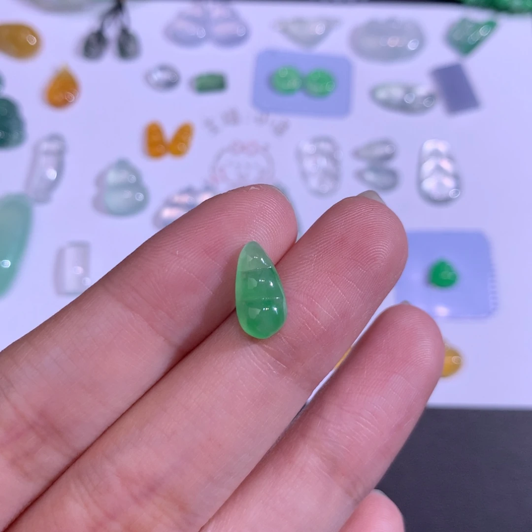 翡翠未镶嵌颈饰豆子