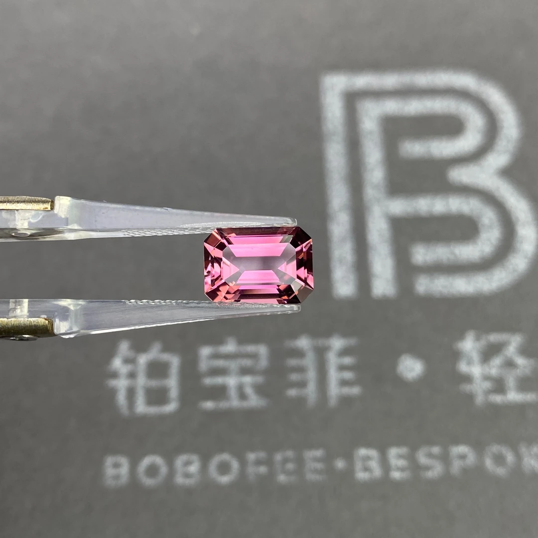 天然电光粉碧玺戒面 精切全净玻璃体彩色宝石 4.00克拉 支持定制