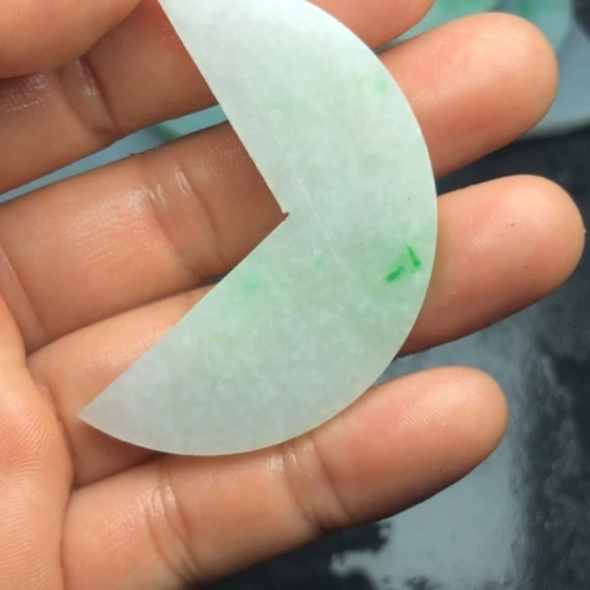 翡翠未镶嵌颈饰裸石