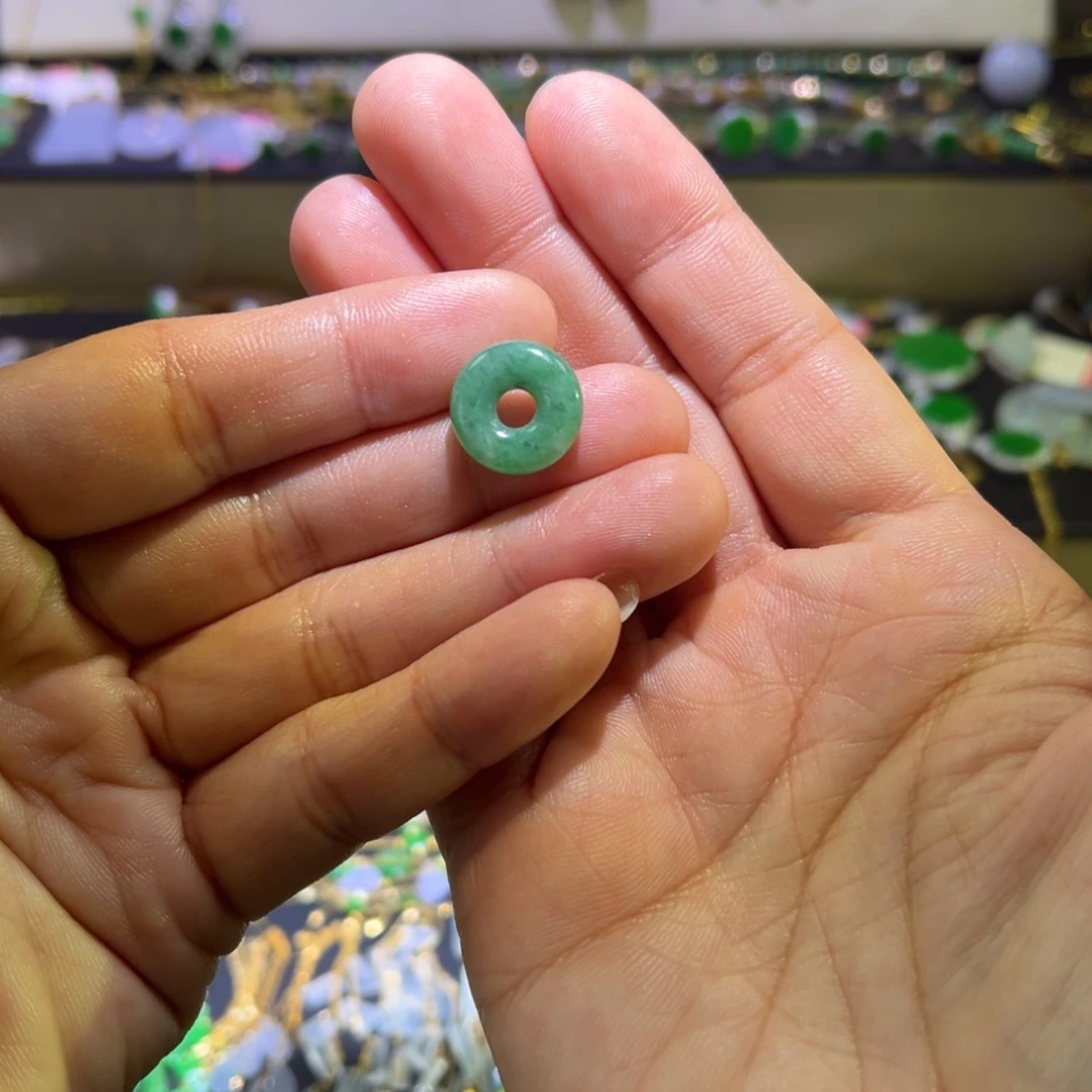 颈饰18K金镶嵌翡翠支持复检，缅料