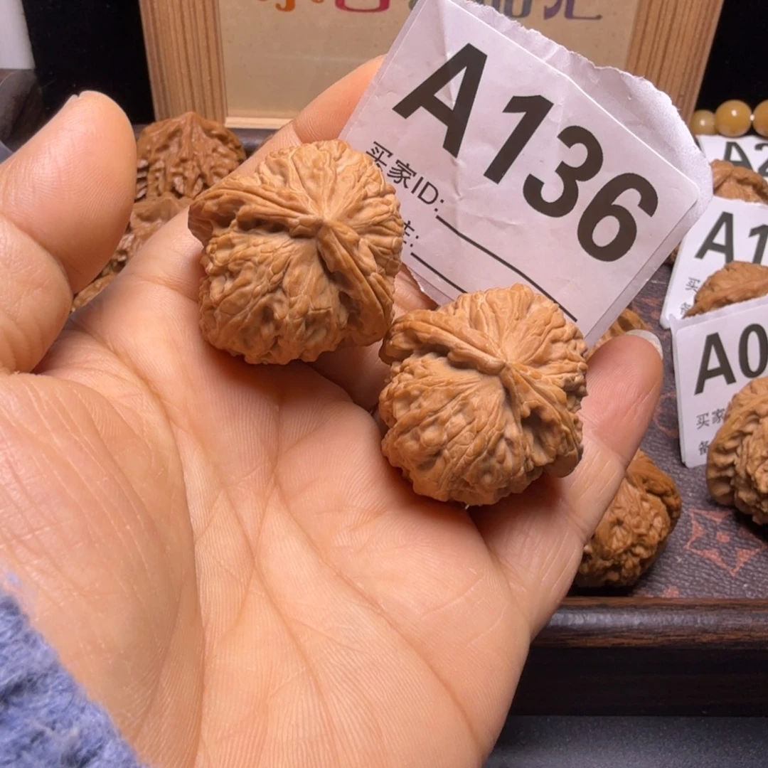 文玩核桃把件35尺白狮子A136