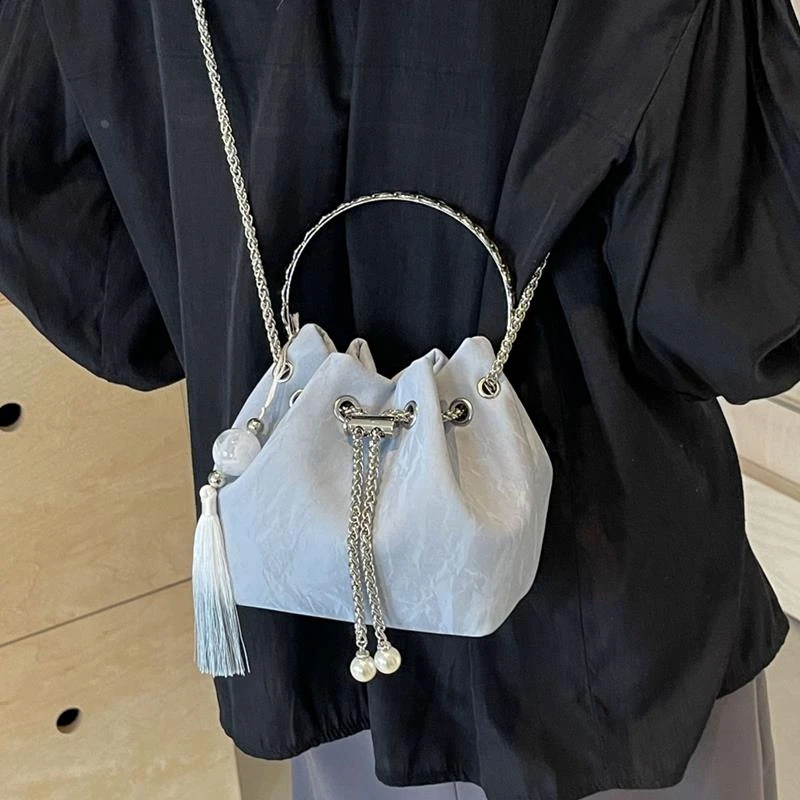 夏天小众超火包包女式2024新款时尚链条斜挎包百搭质感手提水桶包