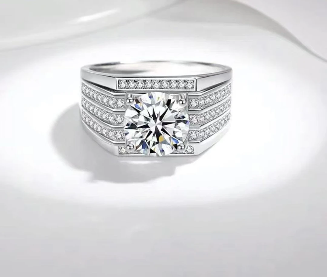 925银莫桑石戒指 925银莫桑石戒指三生三世男戒1-2克拉合成碳硅石