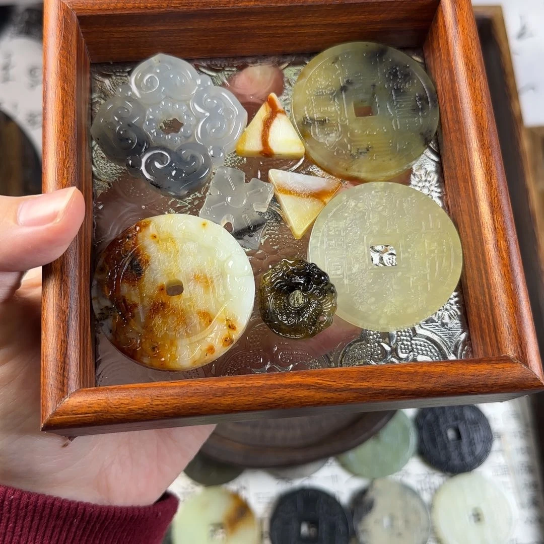 三***机蛇纹石玉合金颈饰