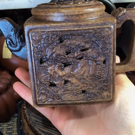 茶壶紫砂原矿泥料手工制作的一把紫砂壶。