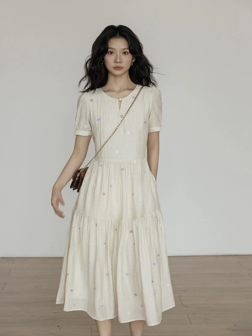 时尚气质显瘦温柔少女风天丝刺绣碎花裙复古收腰公主风甜美连衣裙