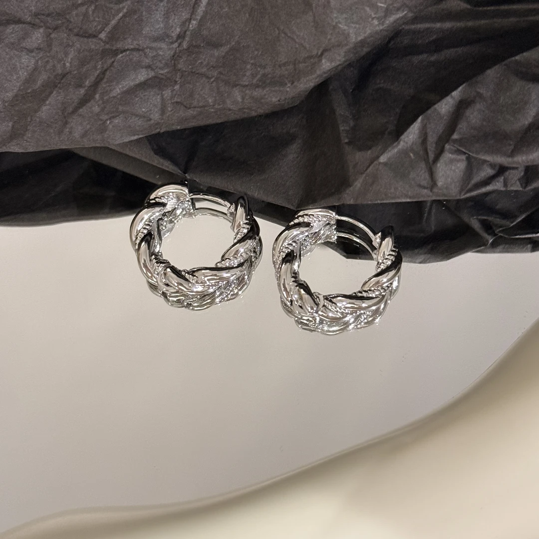 铜合金耳饰 精致麻花素圈韩系博主同款 气质百搭ins感耳圈