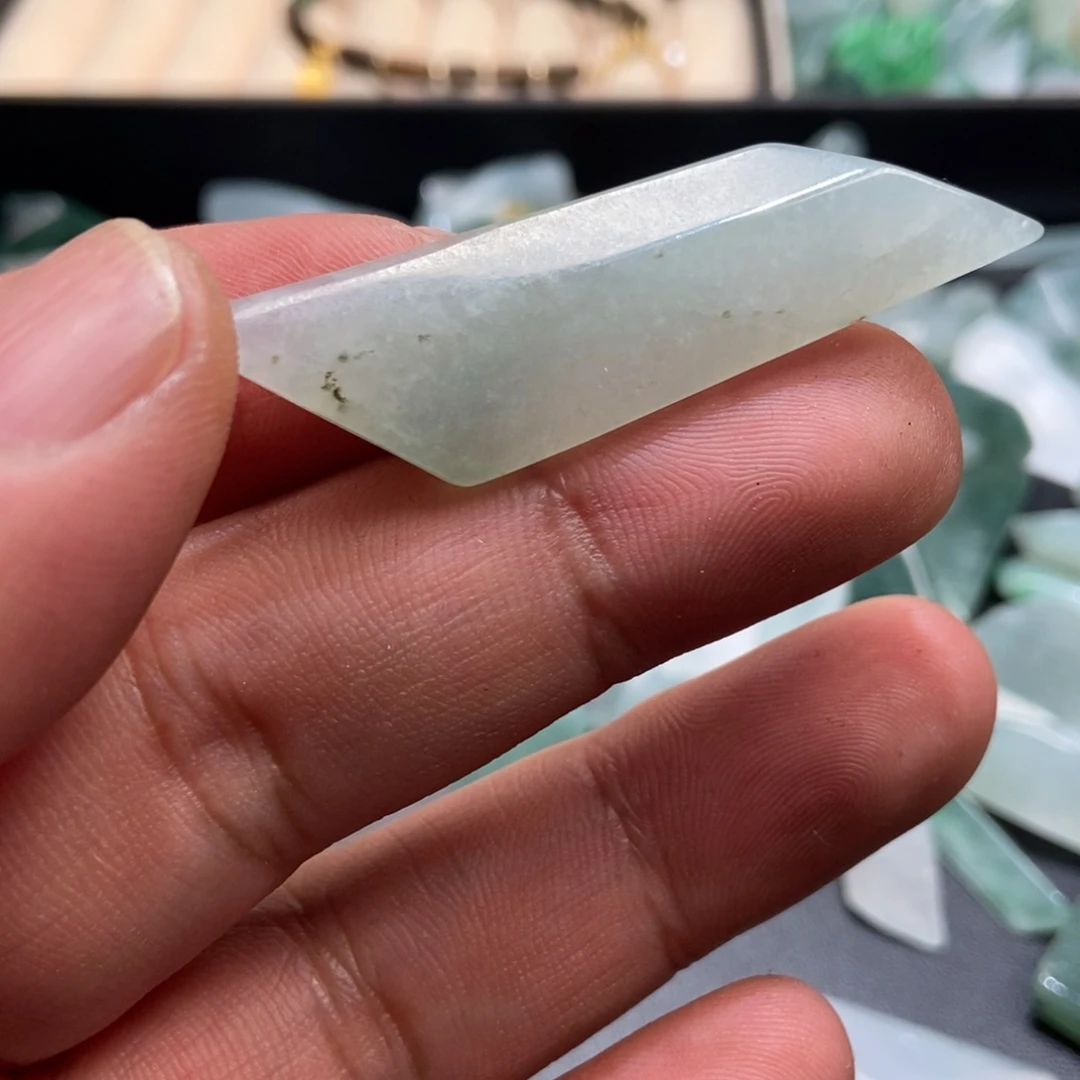 翡翠未镶嵌颈饰料子