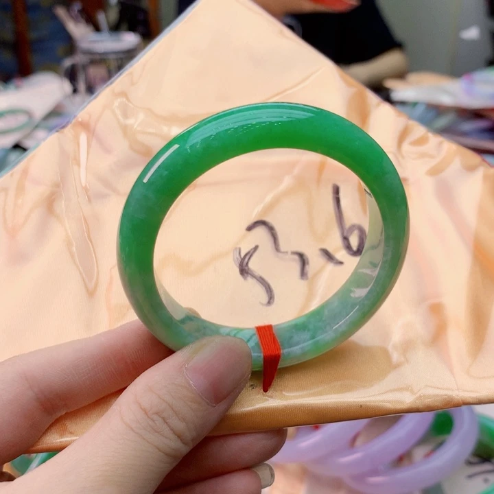 翡翠手镯未镶嵌翡翠手镯