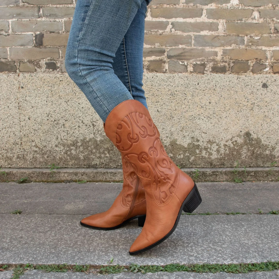 百搭时尚秋冬粗跟真皮女靴复古粗跟长筒秋冬新款V口压花成年女性