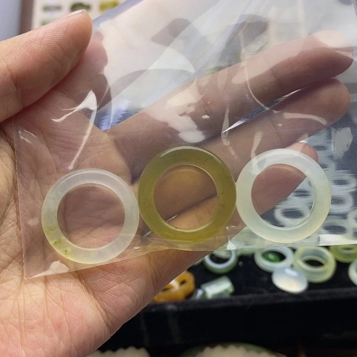 青****蛇纹石玉未镶嵌手镯