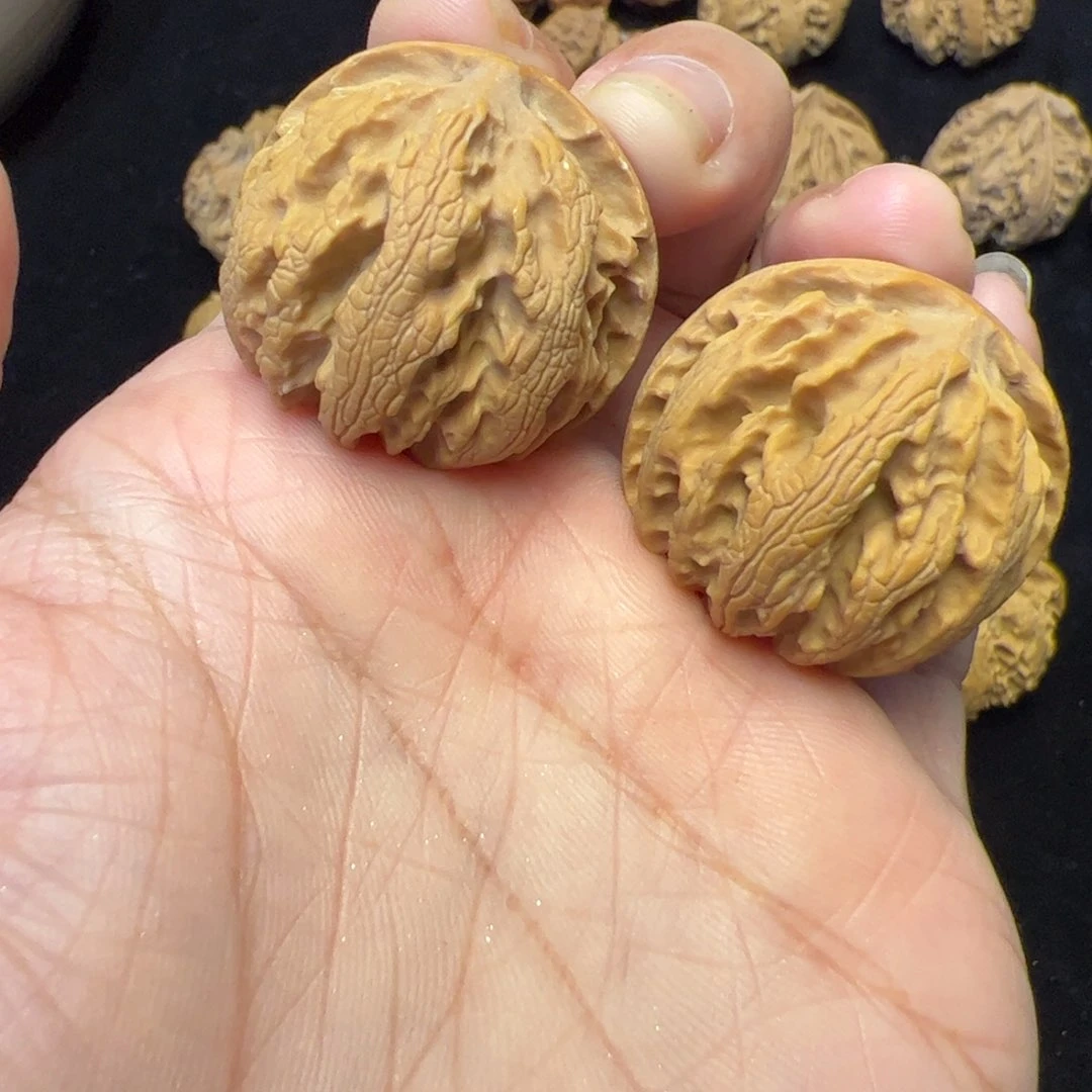 文玩核桃把件秦岭野生文玩核桃