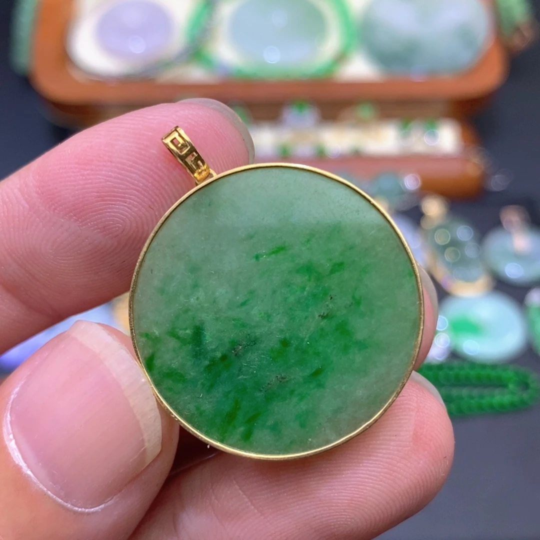 翡翠18K金镶嵌颈饰无