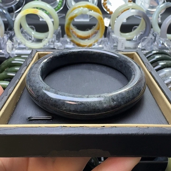 宝***瘩和田玉未镶嵌手镯