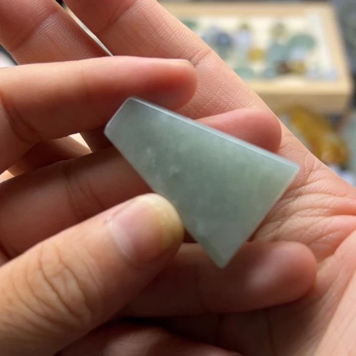 翡翠未镶嵌颈饰无事牌