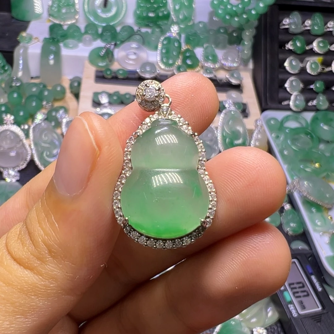 石英质玉（非洲翠）未镶嵌颈饰