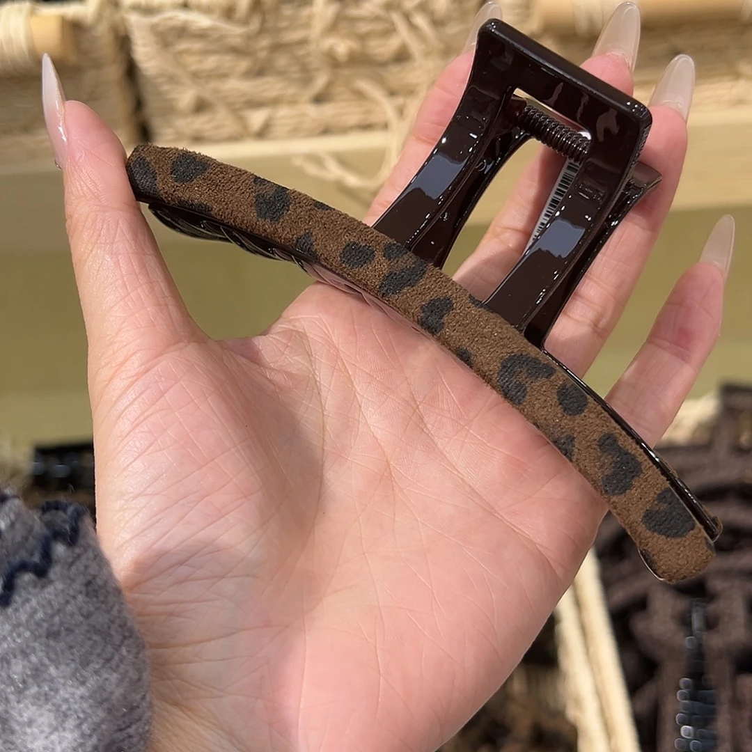 布艺非金属咖啡色豹纹抓夹