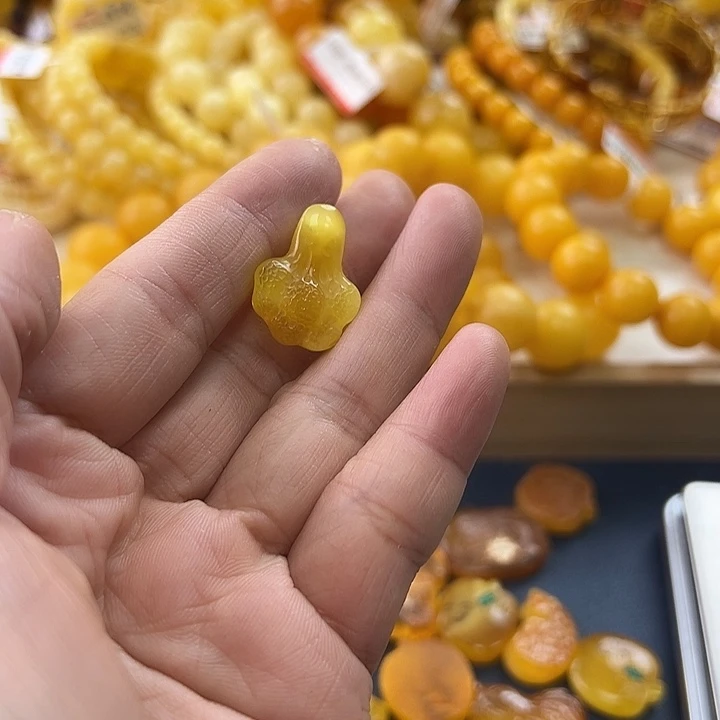 未镶嵌琥珀珠宝奇石