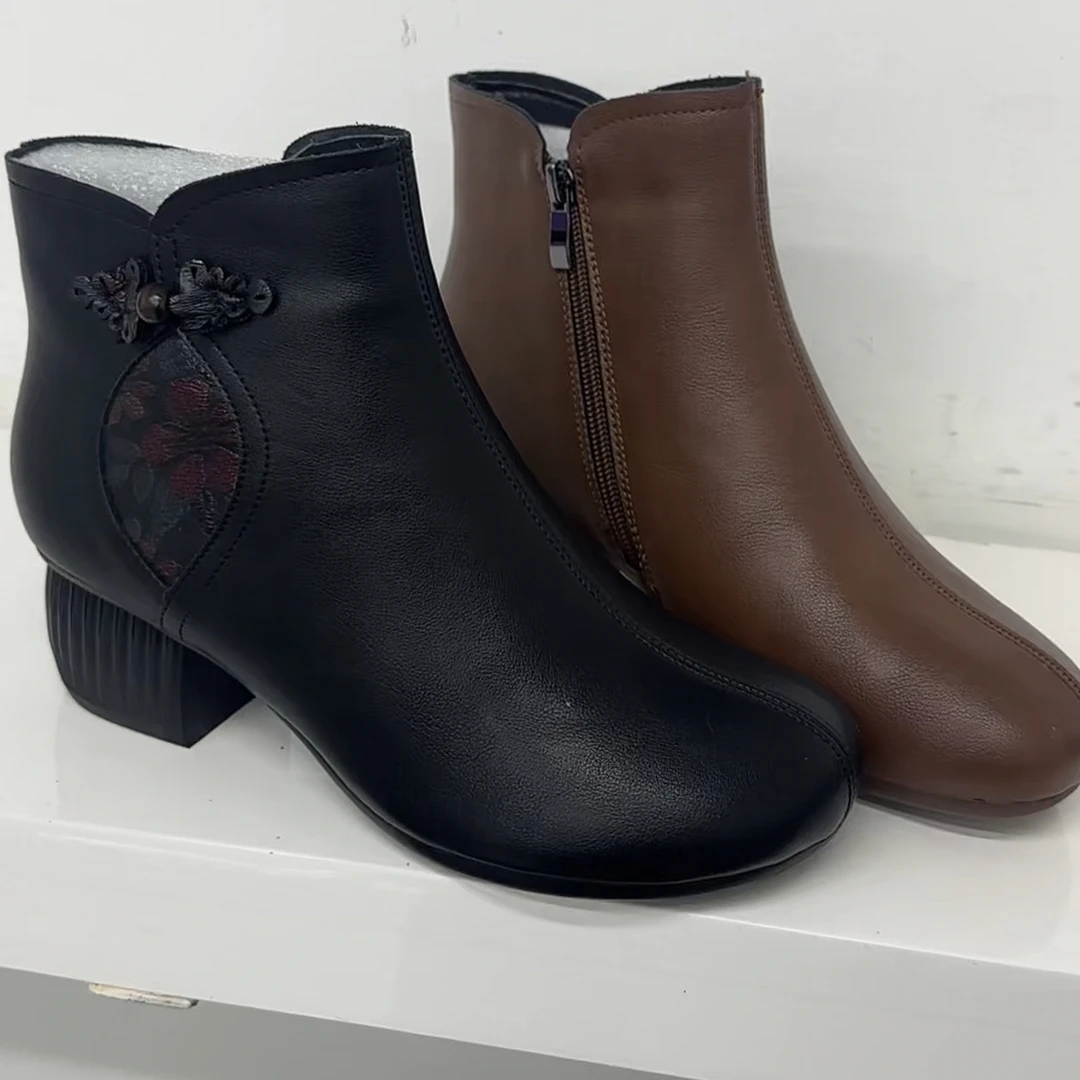 粗跟短靴女秋冬复古软底加绒保暖妈妈鞋圆头绣花棉靴