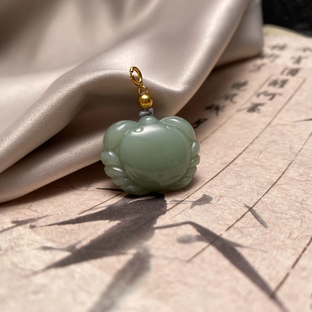 和田玉粉青小螃蟹，超级可爱（有轻微黑点，介意慎拍哦）