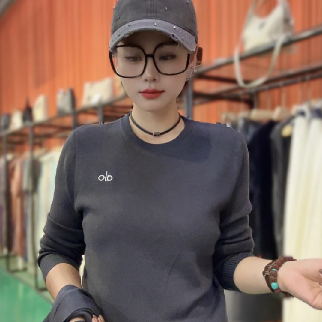 新款圆领针织刺绣常规休闲上衣