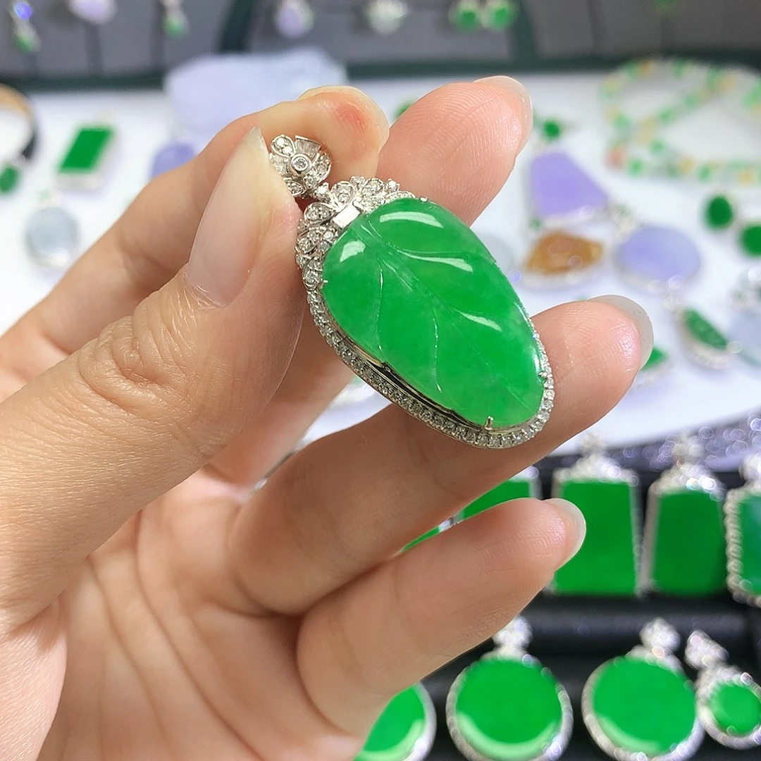 颈饰18K金镶嵌翡翠