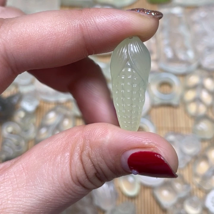 蛇纹石玉颈饰未镶嵌