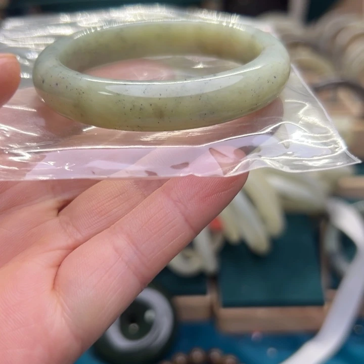 和田玉手镯未镶嵌53.3圈围10681
