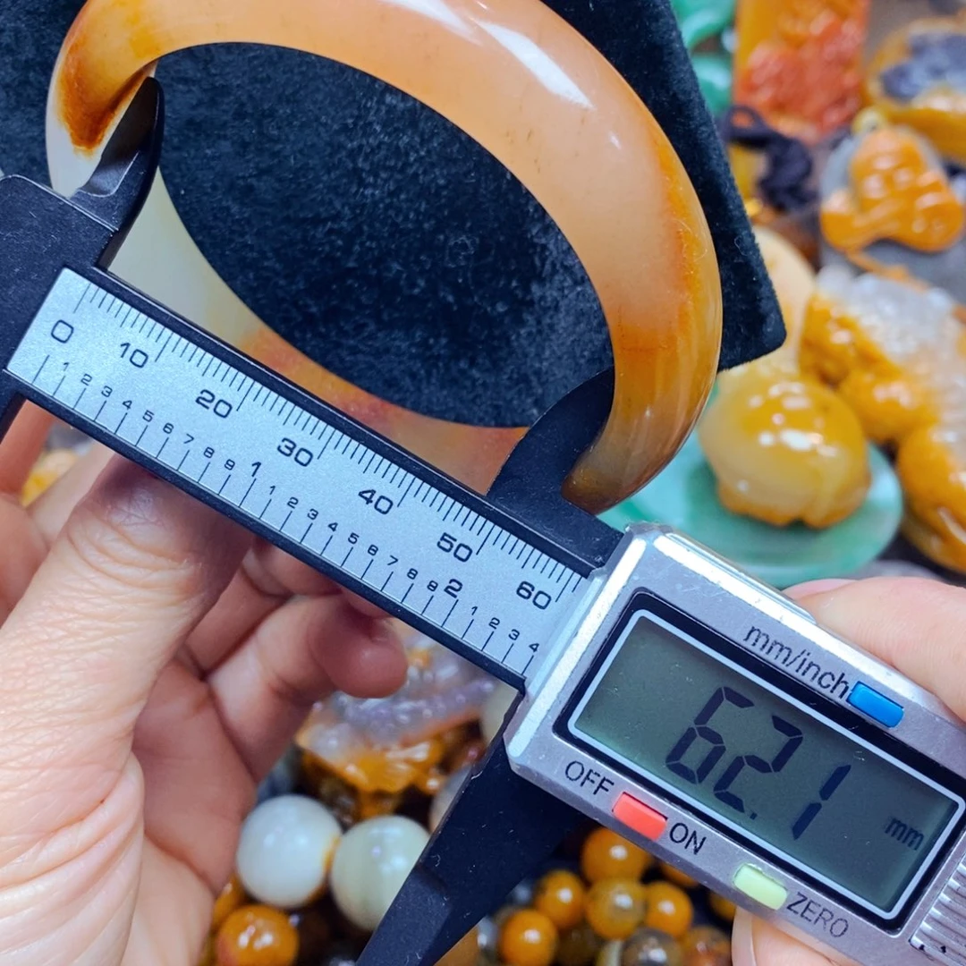 未镶嵌石英质玉（黄龙玉）颈饰