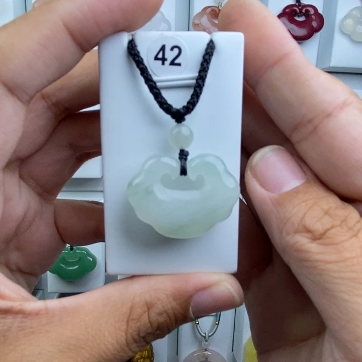 石英质玉未镶嵌颈饰