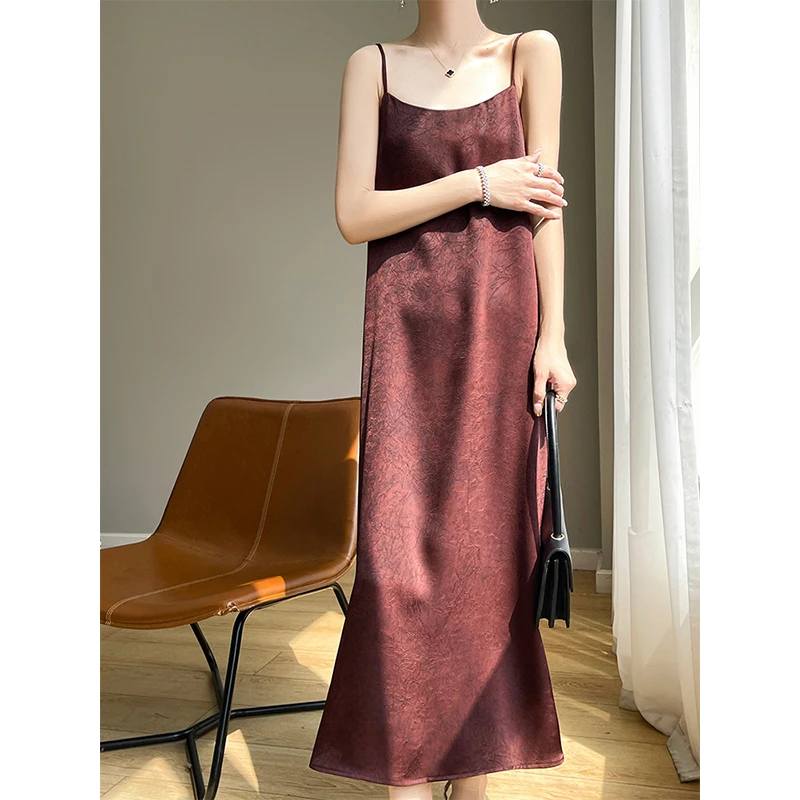 轻奢烫金纹理感吊带连衣裙气质高级感复古风宽松显瘦无袖过膝长裙