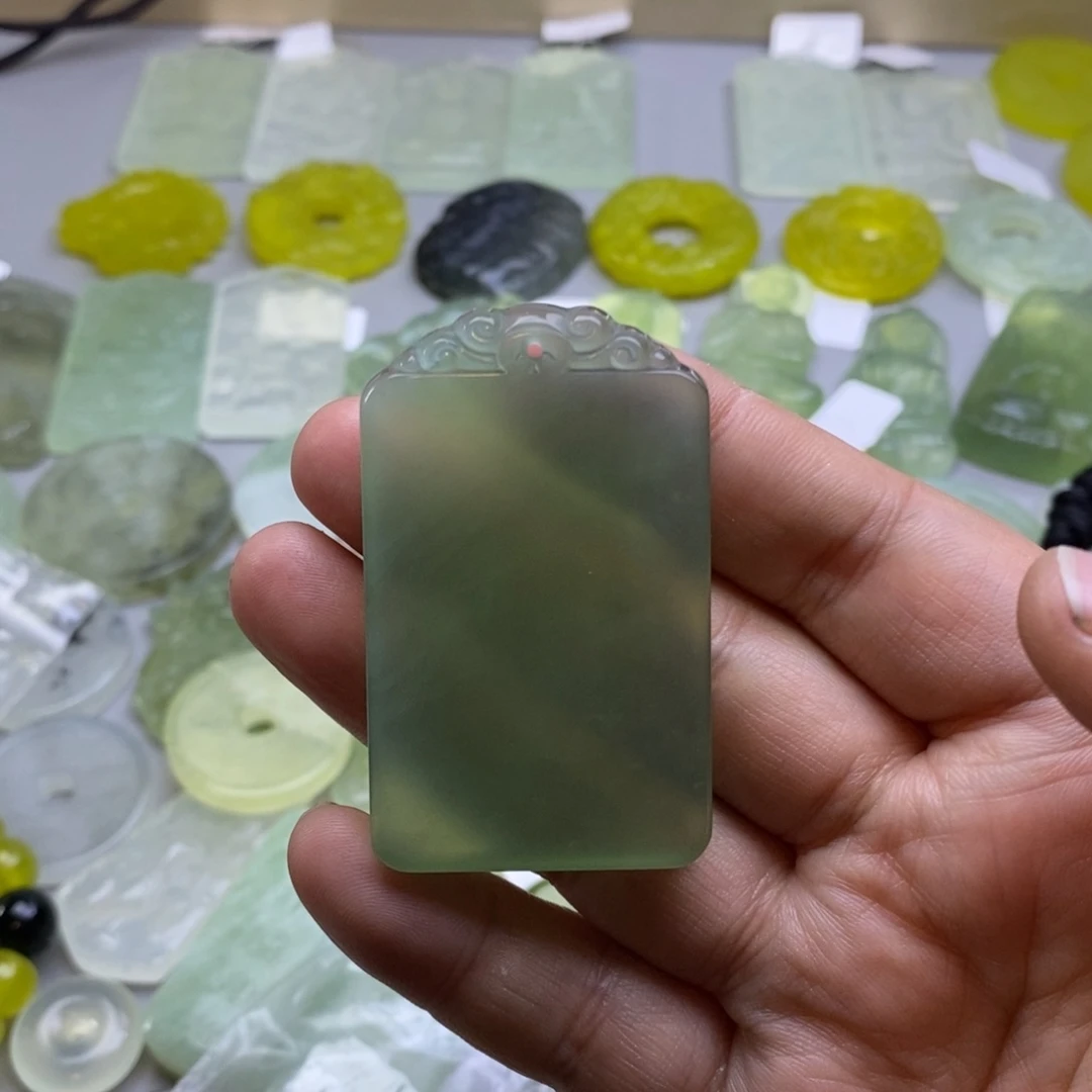 蛇纹石玉颈饰未镶嵌花***家