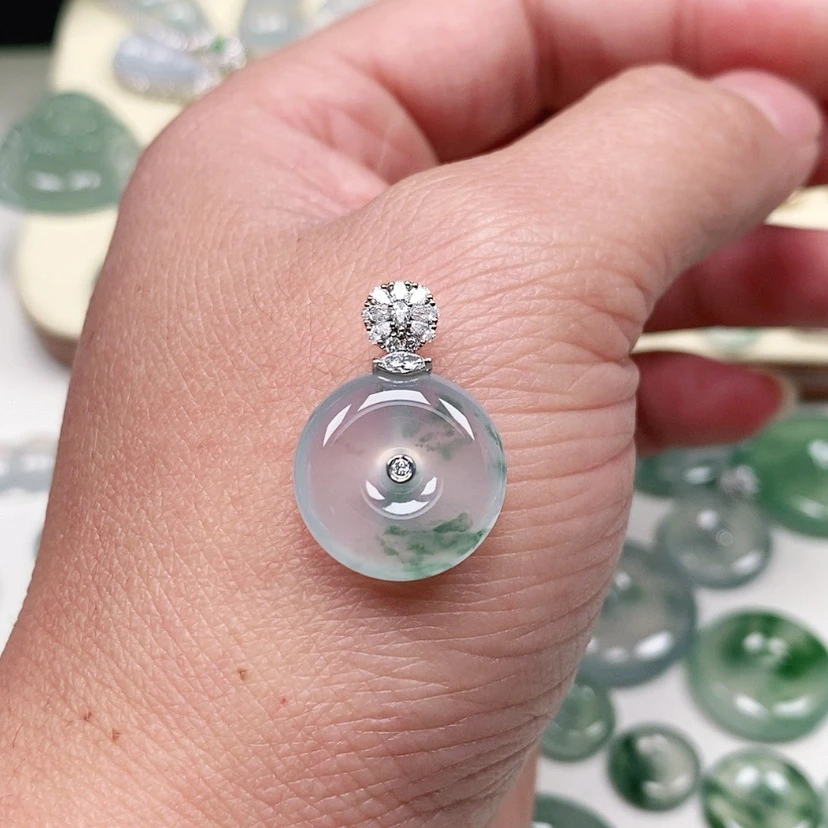 【闪购商品】颈饰18K金镶嵌翡翠