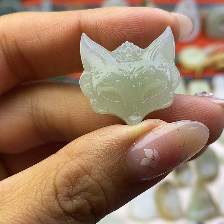 和田玉未镶嵌颈饰狐狸面具吊坠