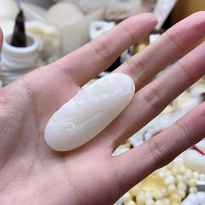 瓷白的墙面上有一个