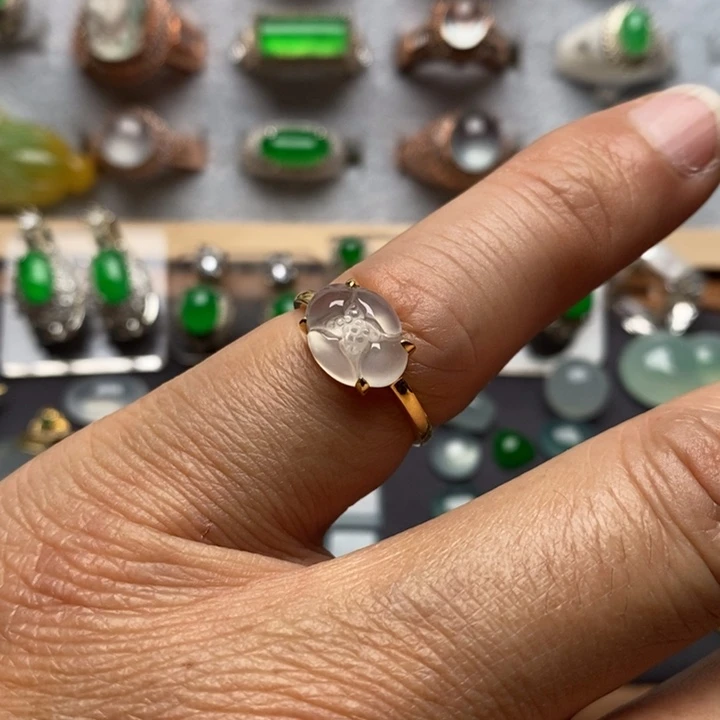 翡翠裸石18K金镶嵌冰种莲花戒指18k金镶嵌