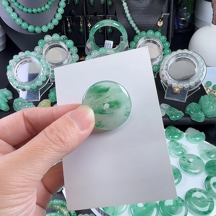 W***。吊坠(不含链)未镶嵌石英质玉