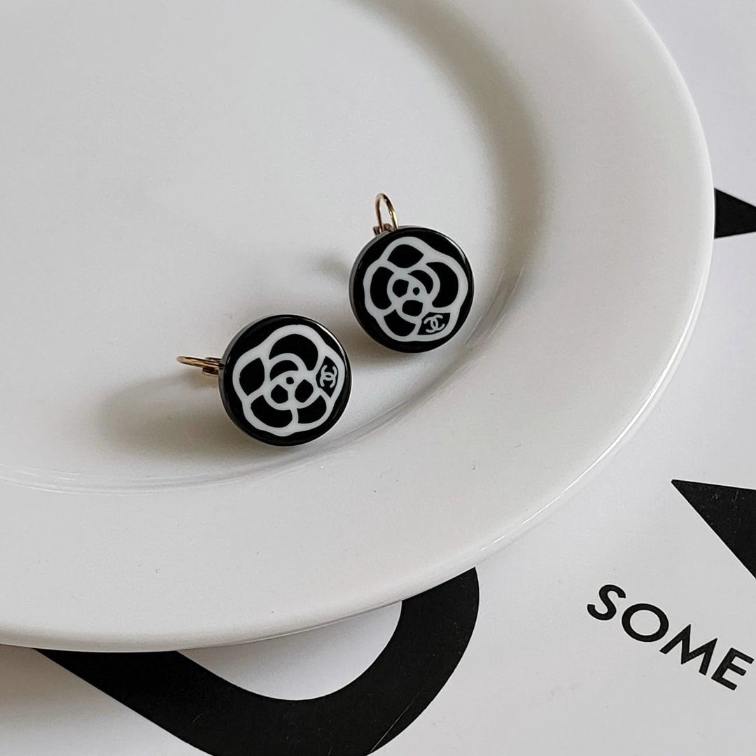 95新 Chanel/香奈儿 Azul - 黑白山茶花亚克力圆饼耳钉40586