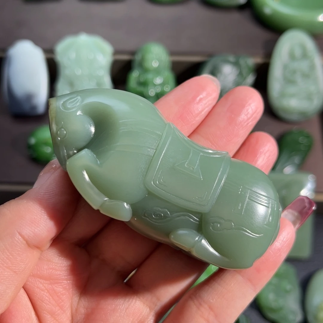 和田玉颈饰未镶嵌粉青一马当先定制