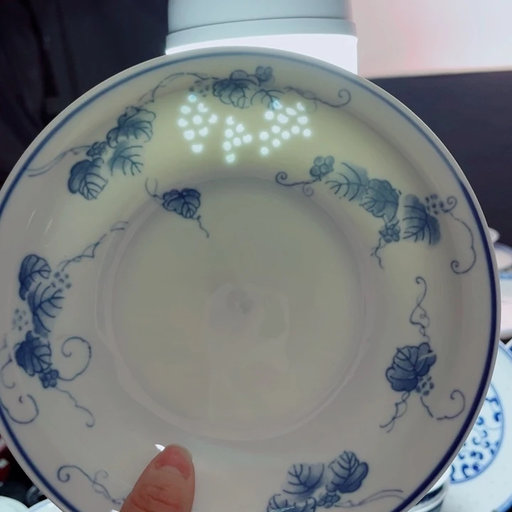 碗青花玲珑8寸窝盘葡萄